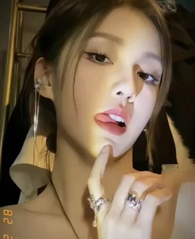 高颜值大胸女老师